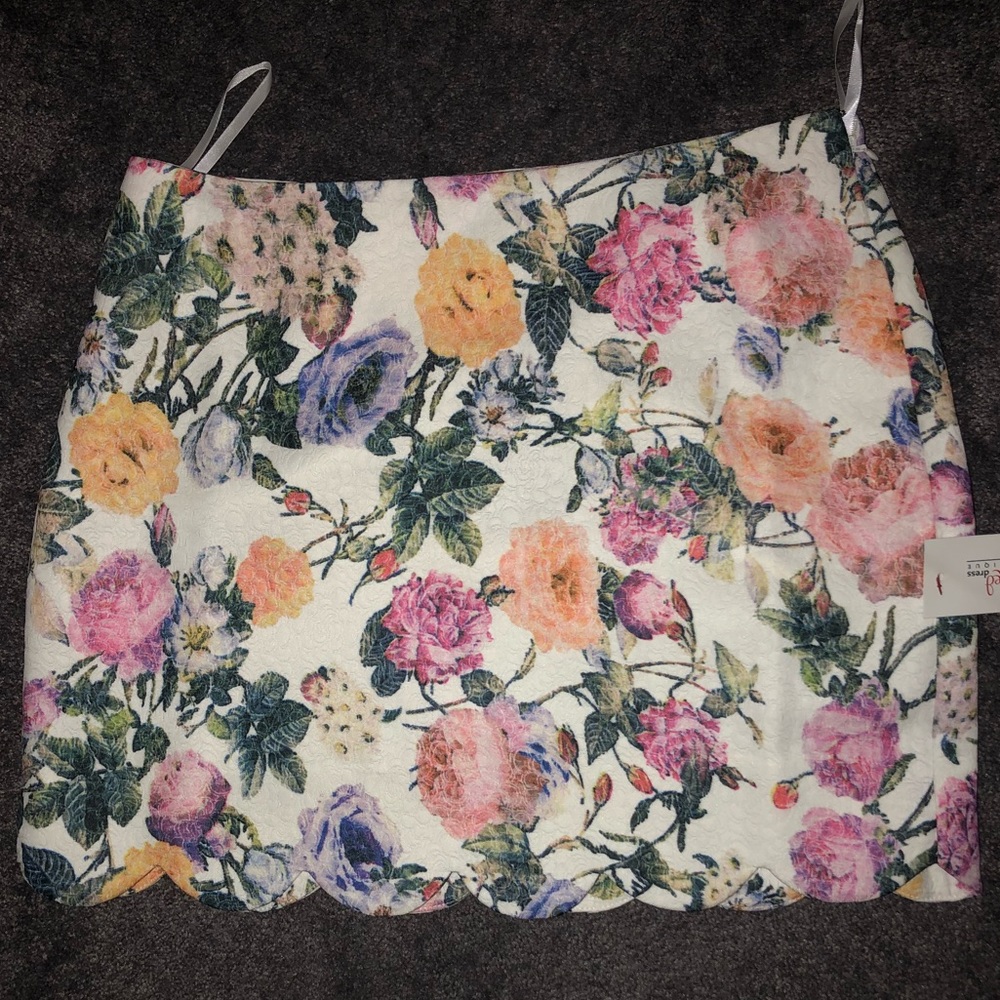 Floral scalloped trimmed mini skirt